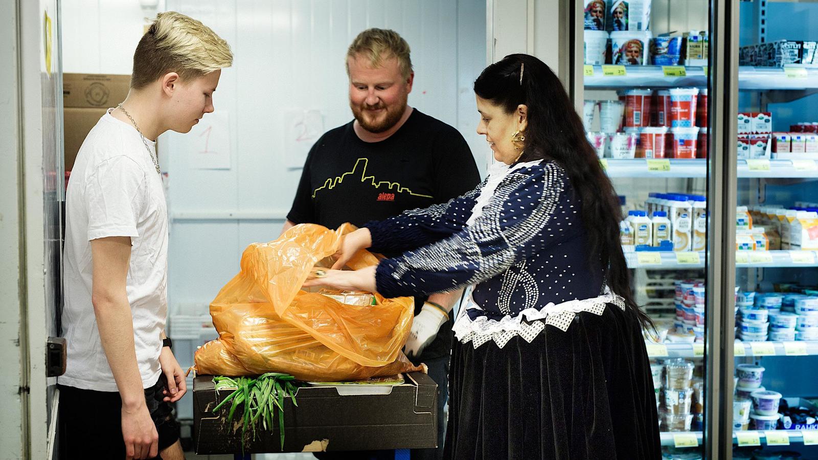 Angelica Lindberg ja Kimi Holappa hakevat Alepa Pohjois-Haagan myyjältä Jukka Gröndahlilta hävikkiruokaa