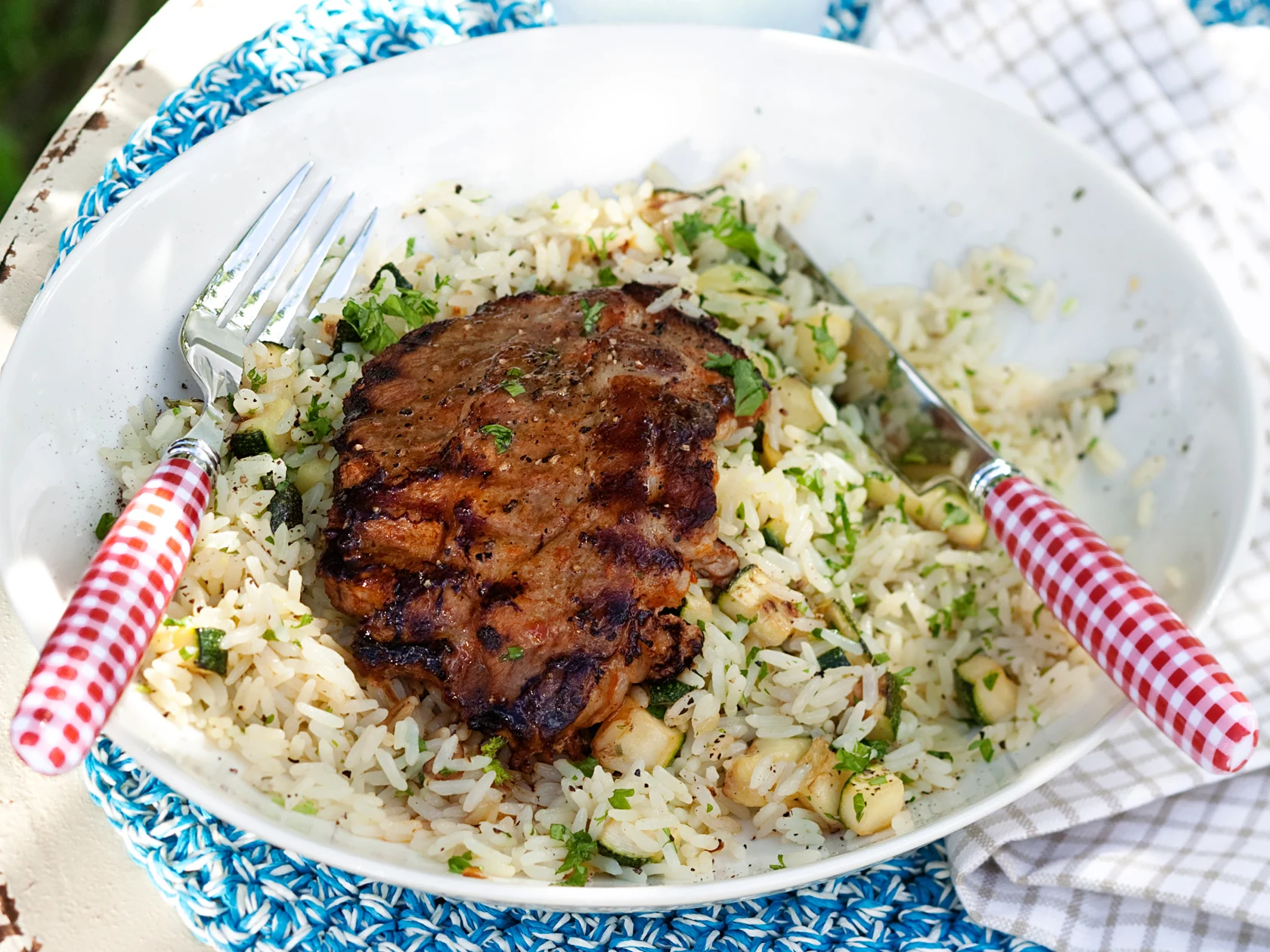 Kasleripihvit ja kesäkurpitsarisotto