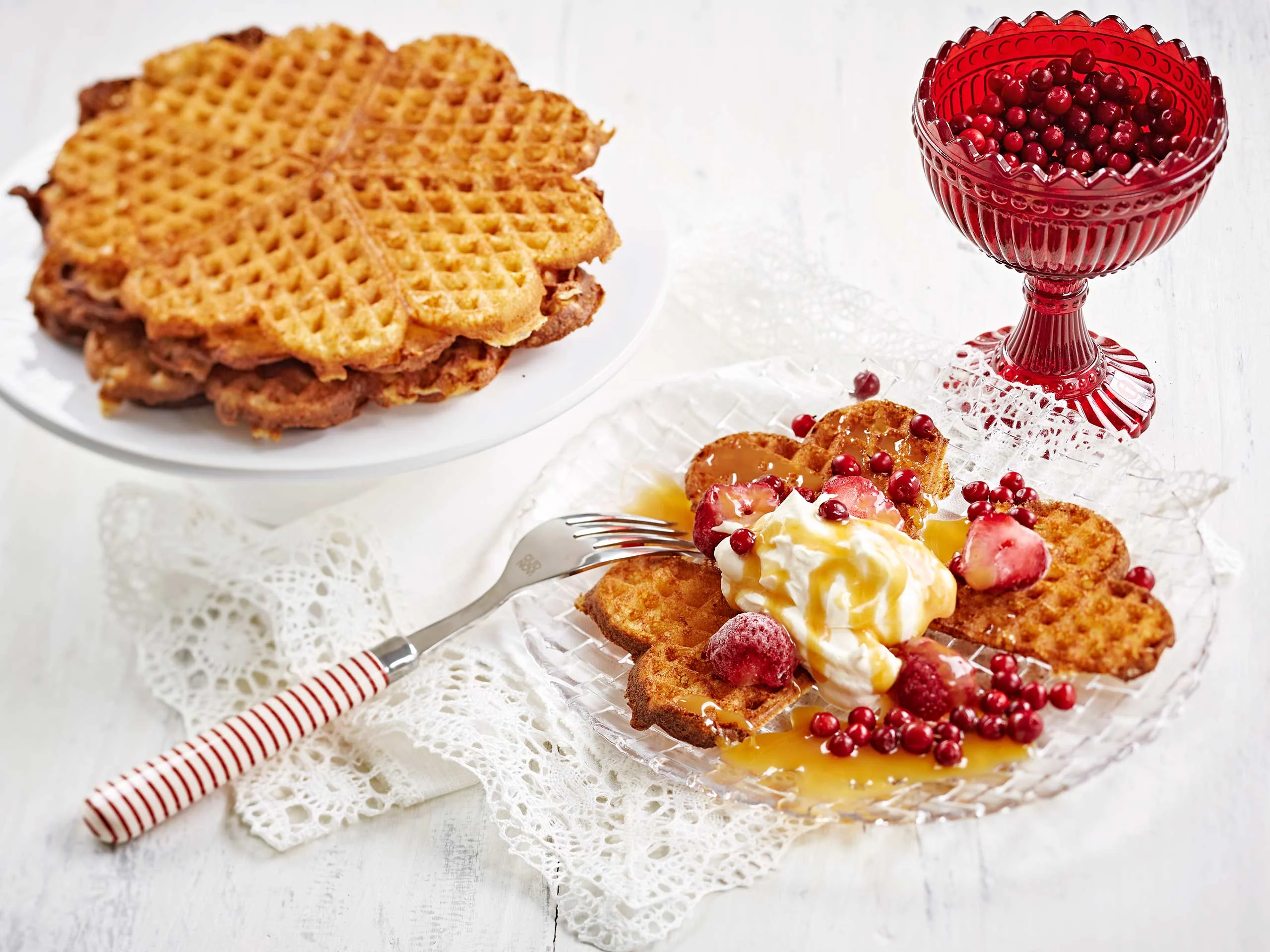 Rapeat vohvelit, marjoja ja hilloa