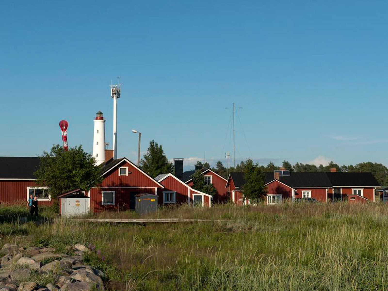 Saaren läntisessä päässä Marjaniemessä on vuonna 1871 rakennettu majakka.