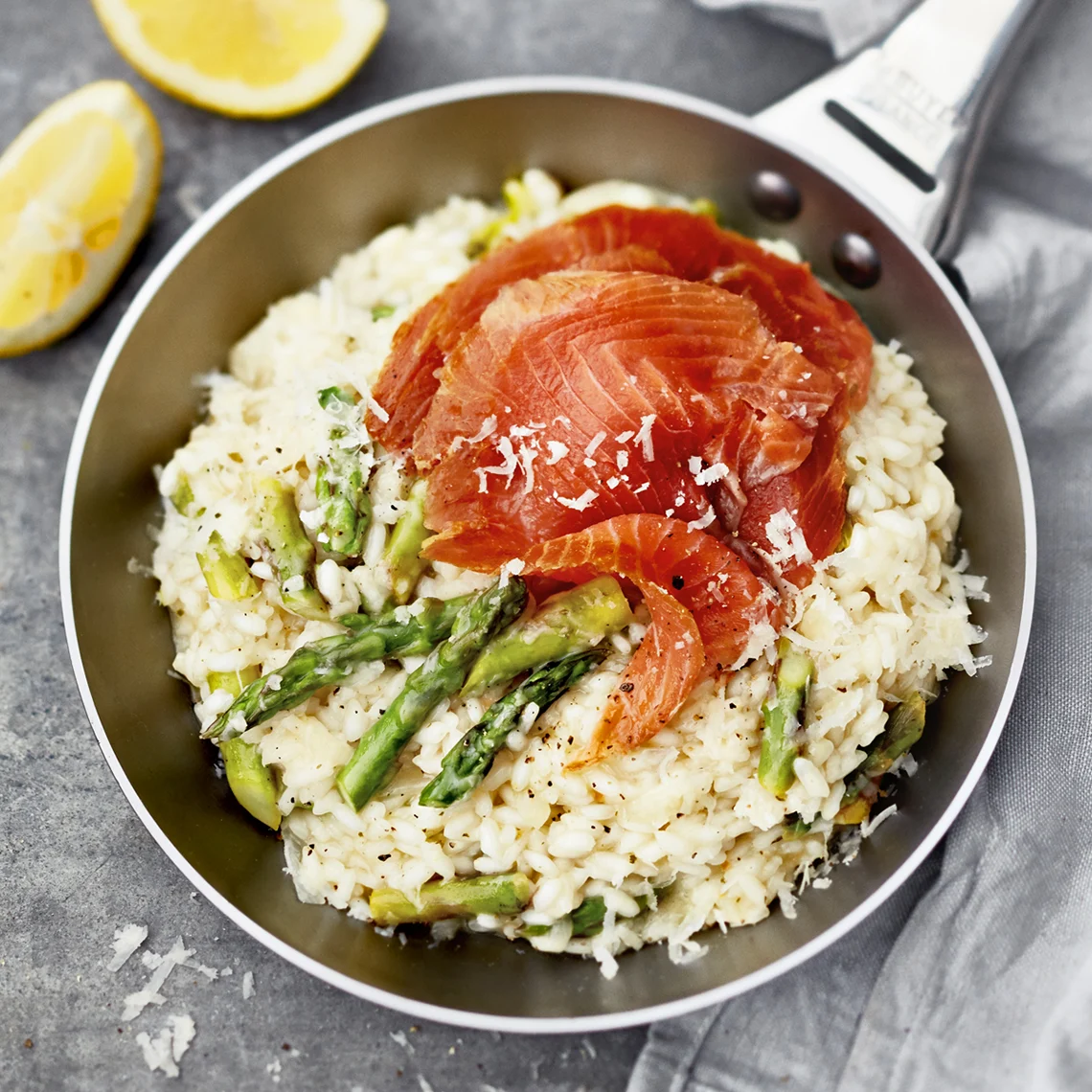 Parsarisotto kylmäsavukirjolohella