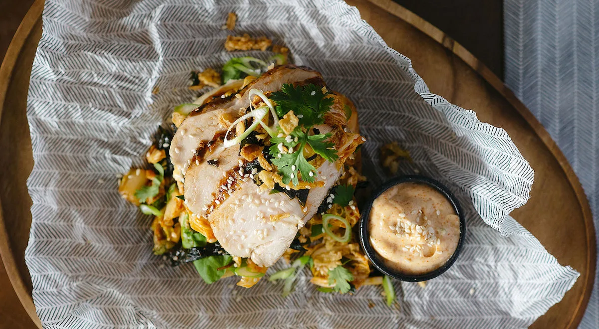 Paahdettua broileria ja pikakimchiä leivällä