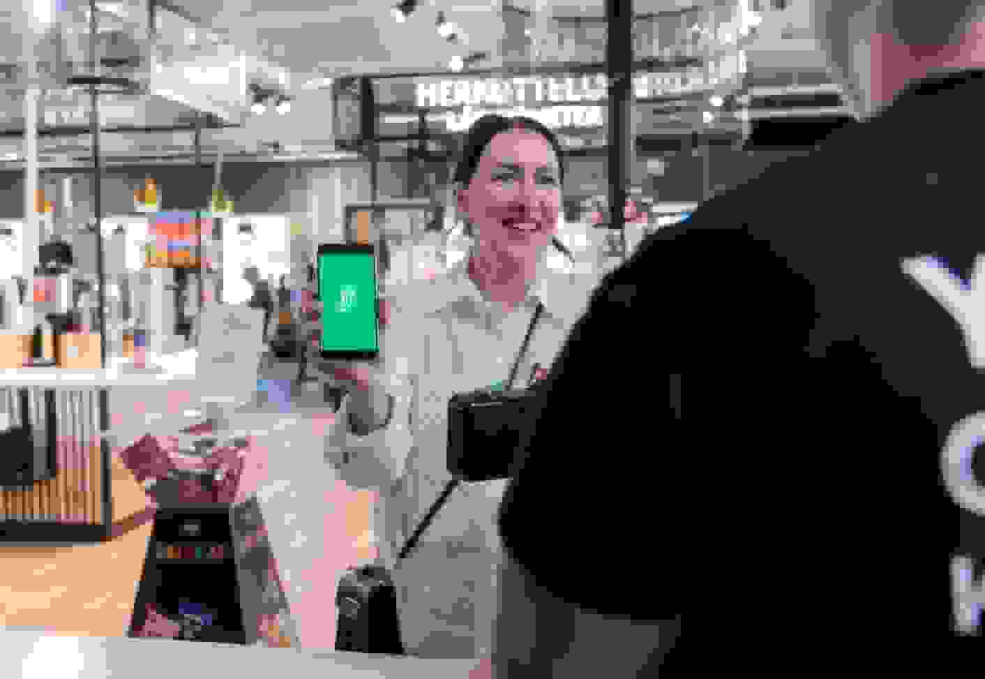 Kuluttaja liikenneasemalla näyttää S-etukorttia