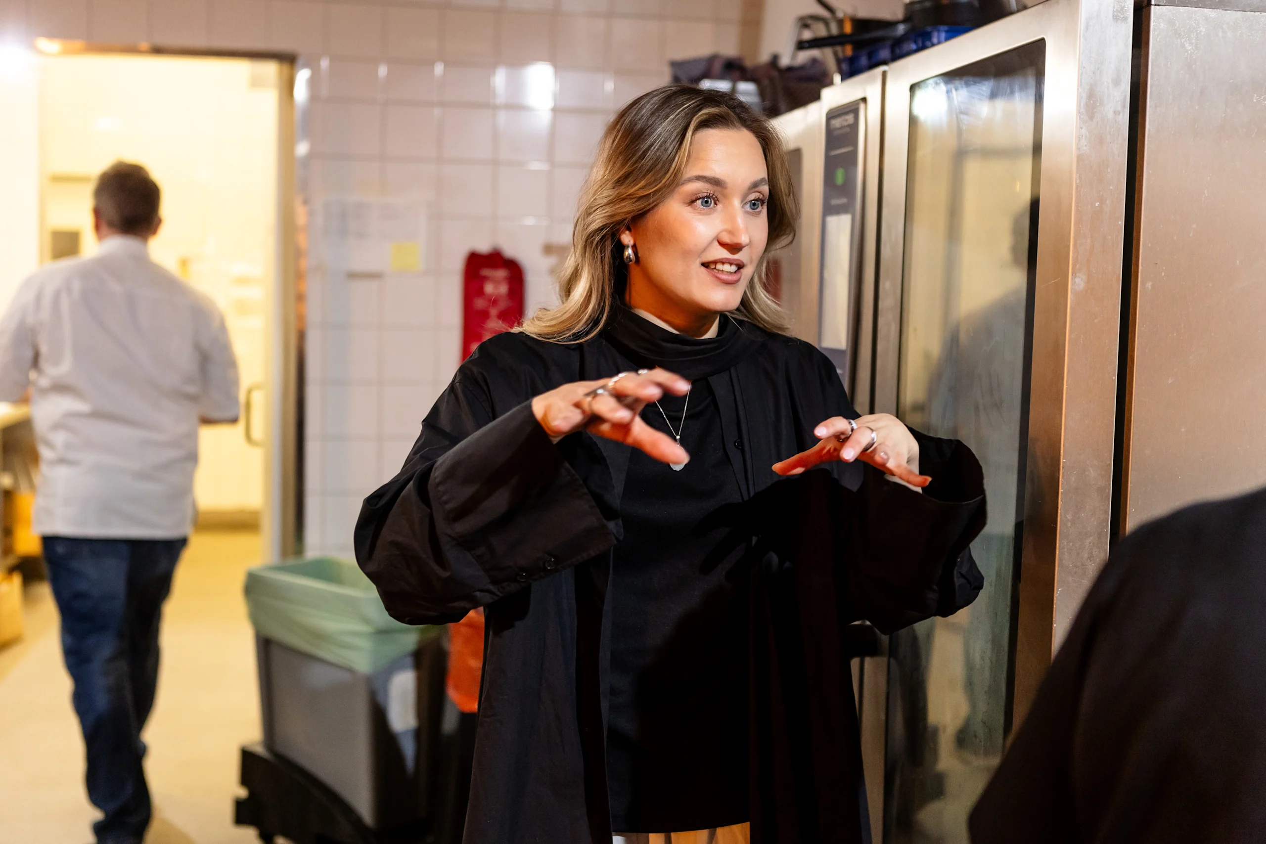 Kaisa Somerpalo Vanhan ylioppilastalon keittiössä.