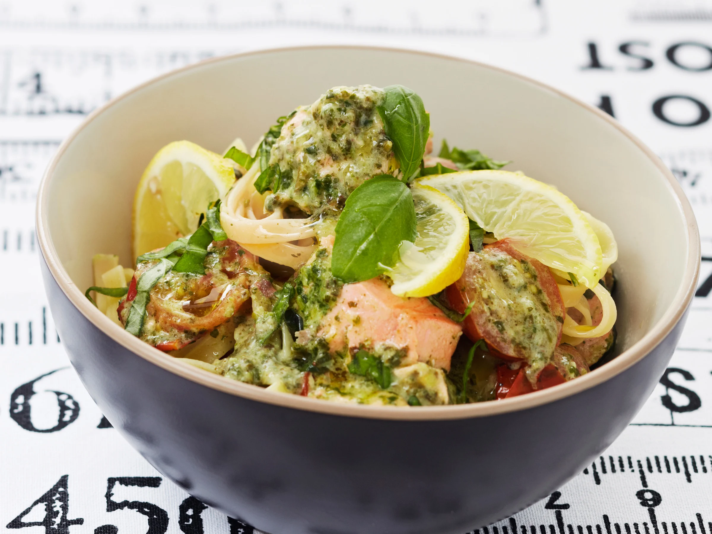 Pinaattinen lohi-tomaattipasta