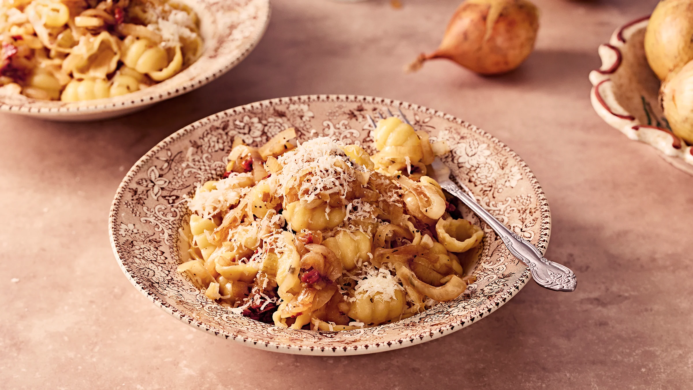 Karamellisoitu sipulipasta