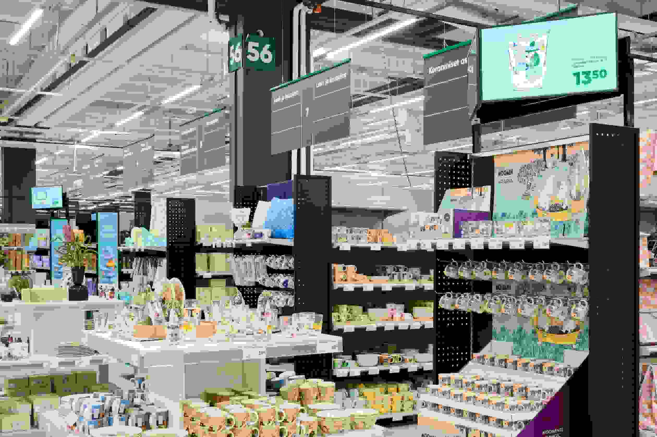 Kuva Prisman käyttötavaraosastolta. Kuvassa näkyy hyllyillä muumituotteita sekä muita kodin tuotteita kuten astioista ja kodin tekstiilejä.