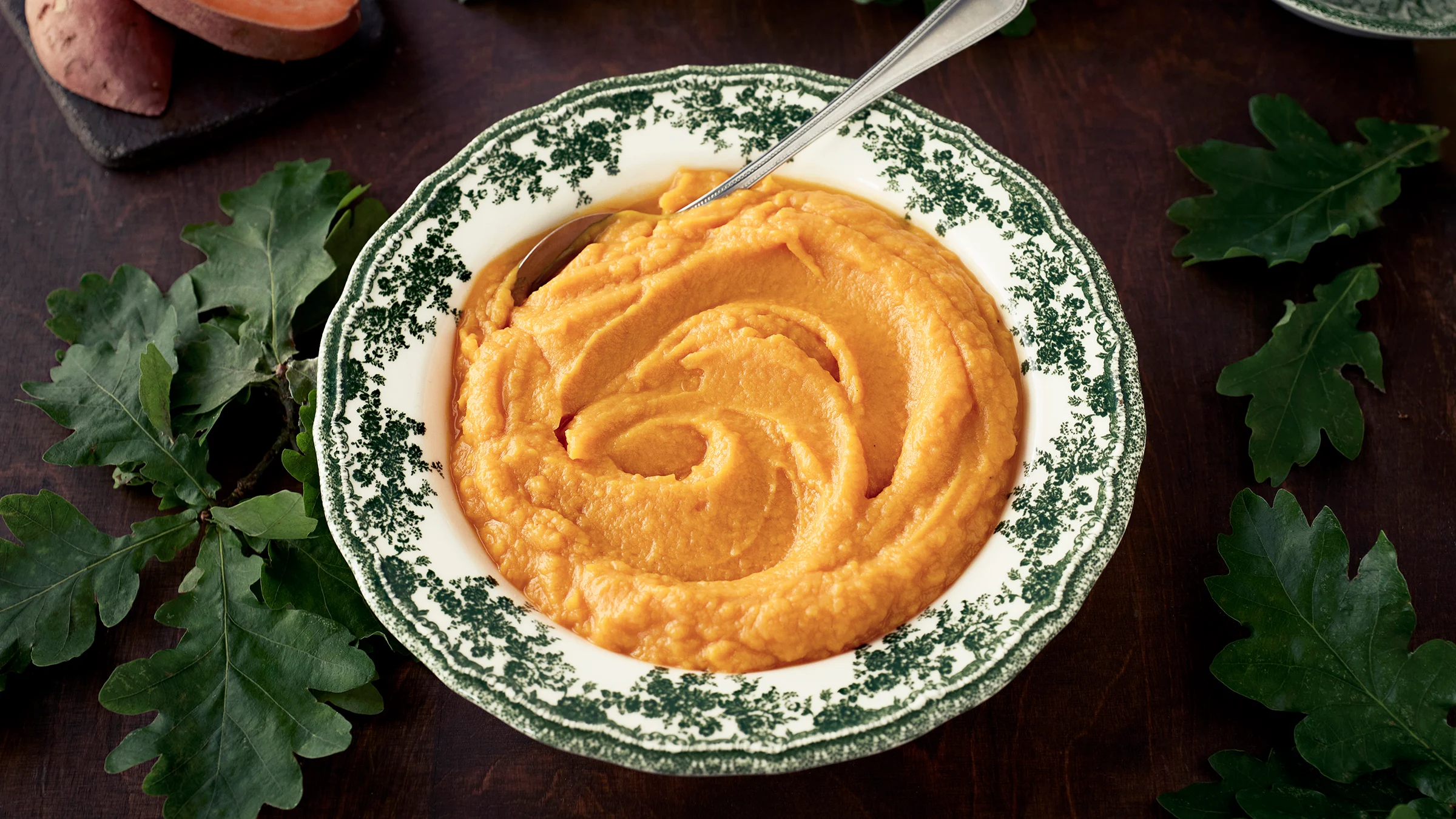 Bataattimuusi kuvioidulla lautasella ja lusikka