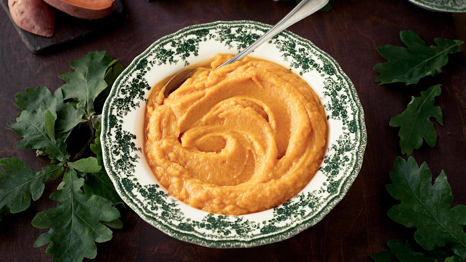 Bataattimuusi kuvioidulla lautasella ja lusikka