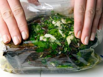 Sulje pussi tiiviisti ja kääntele sitä niin, että marinadi leviää tasaisesti lihan pinnalle. Siirrä kulhoon ja jääkaappiin 1–2 vuorokaudeksi.. Kääntele pussia välillä.