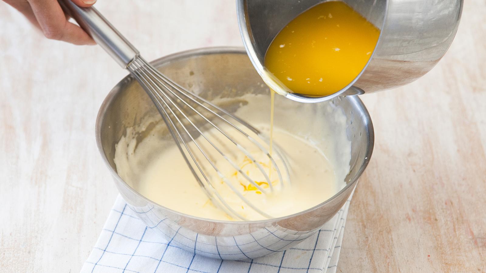 Valuta voisula vähitellen keltuaisvaahdon joukkoon, jotta rasva sekoittuu vaahtoon.