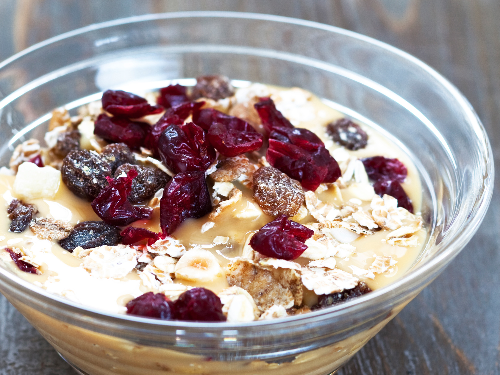 Kinuskinen karpalo-mysliherkku