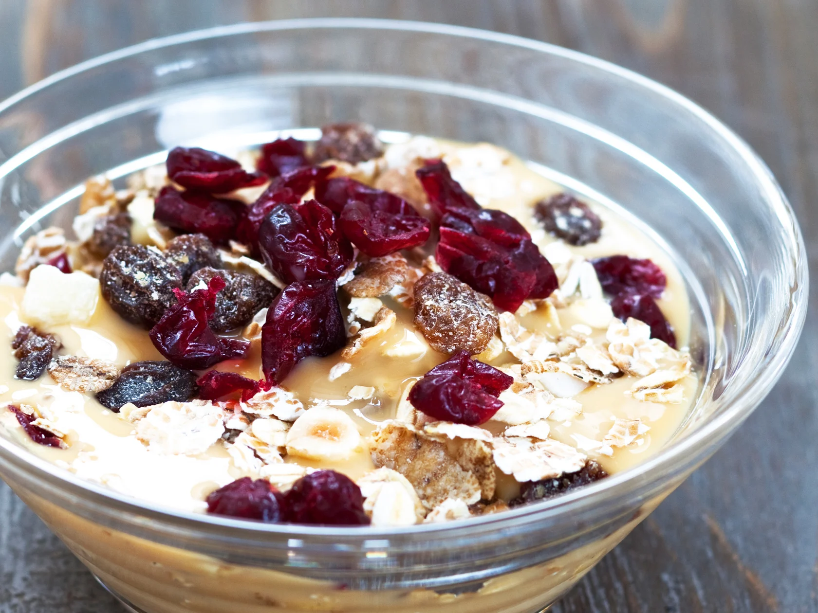 Kinuskinen karpalo-mysliherkku