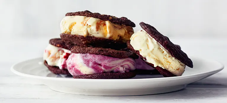 Pehmeä brownie-jäätelösandwich