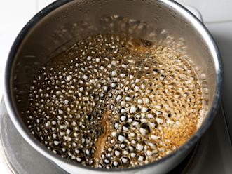 Keitä kattilassa kahvista ja sokerista paksuhko siirappi. Jäähdytä hyvin ja valuta annosten päälle.