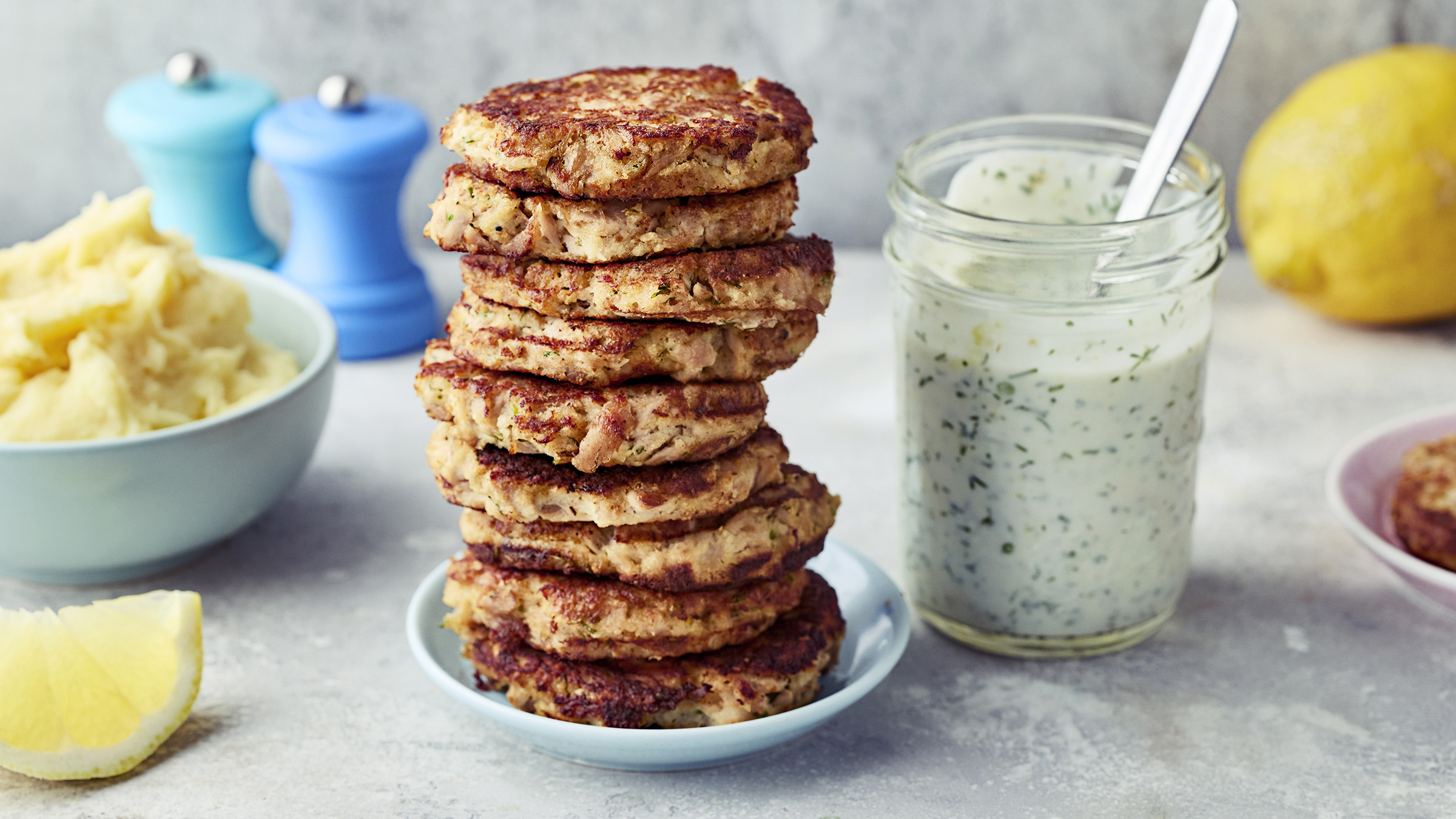 Helpot tonnikalapihvit ja tilli-kermaviilikastike