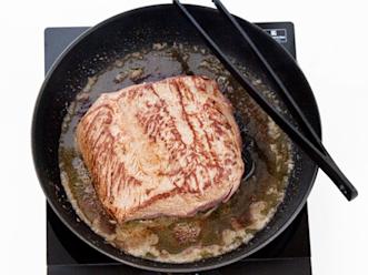 Puhdista ja ruskista huoneenlämpöinen filee. Nosta jäähtymään ja mausta.