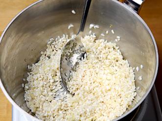 Lisää riisit ja kuumenna, kunnes muuttuvat lasimaisiksi.