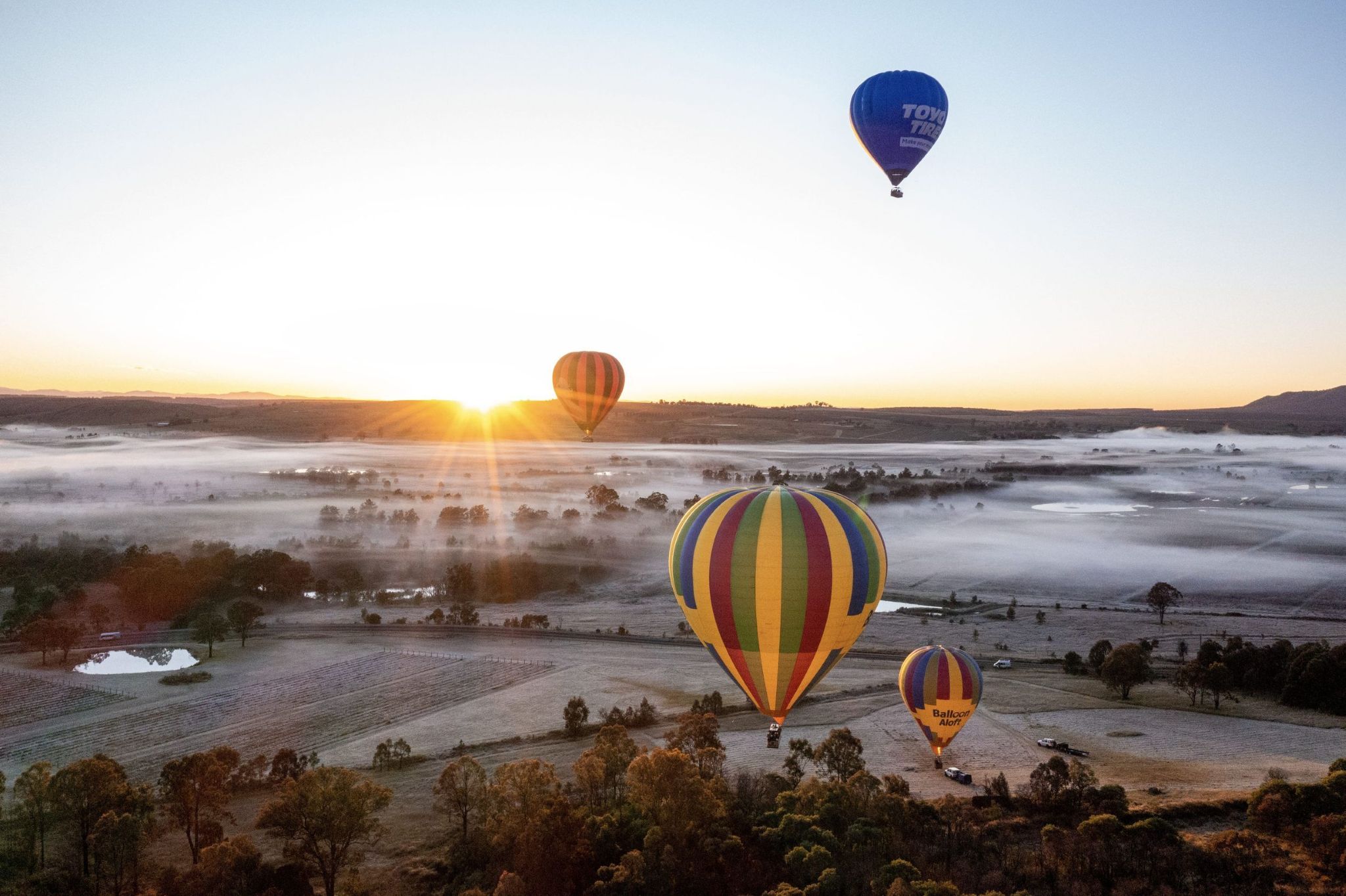 Hot air ballooning over the Hunter Valley with Balloon Aloft © Tourism Australia