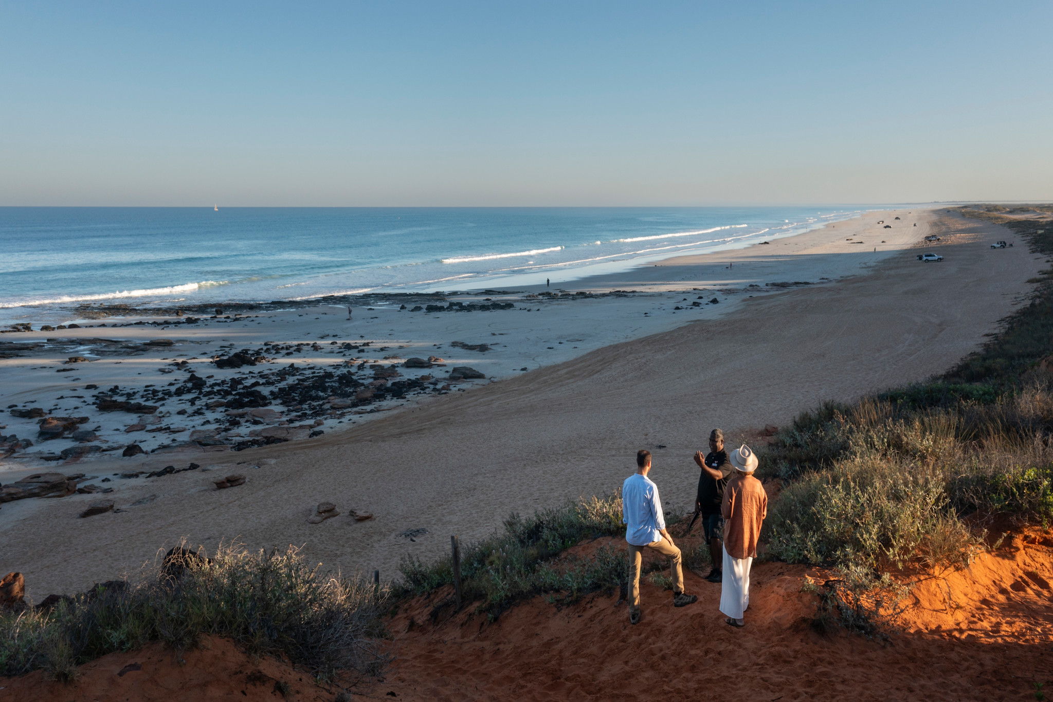 Discovering the beauty of the Kimberley coastline with Mabu Buru guide Johani Mamid © Tourism Australia