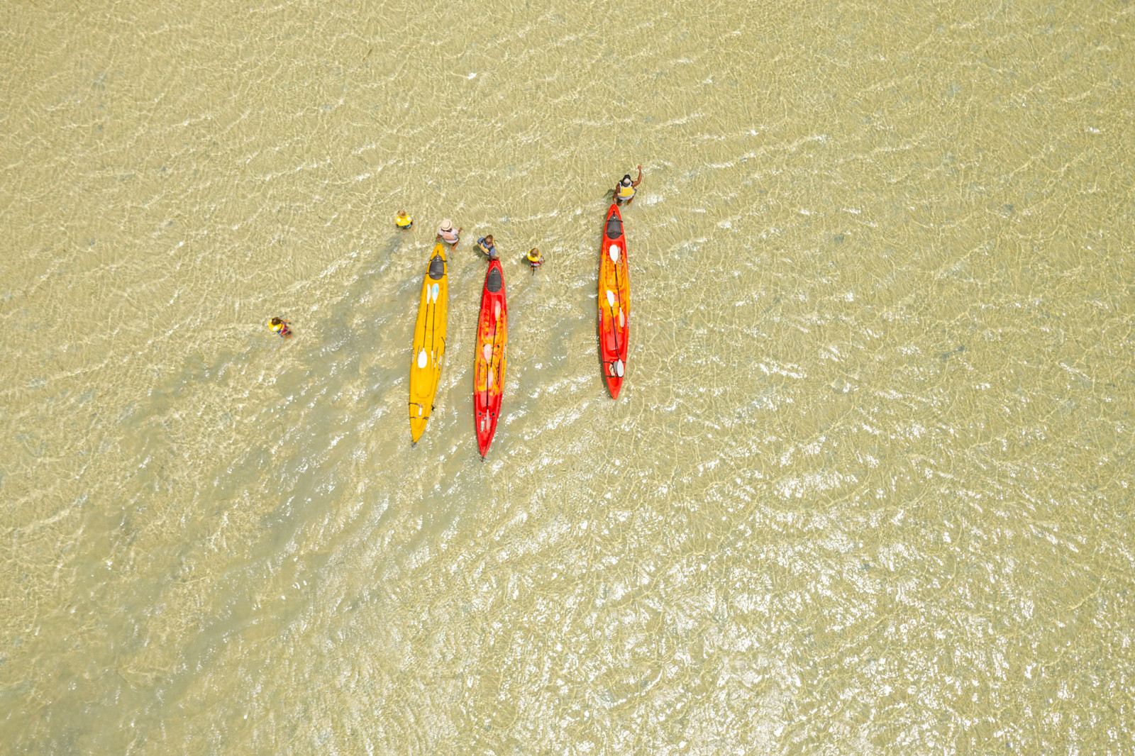 Guide Darren Capewell of Wula Gura Nyinda Eco Cultural Adventures takes guests out to paddle around waters of Shark Bay in Western Australia © Tourism Australia