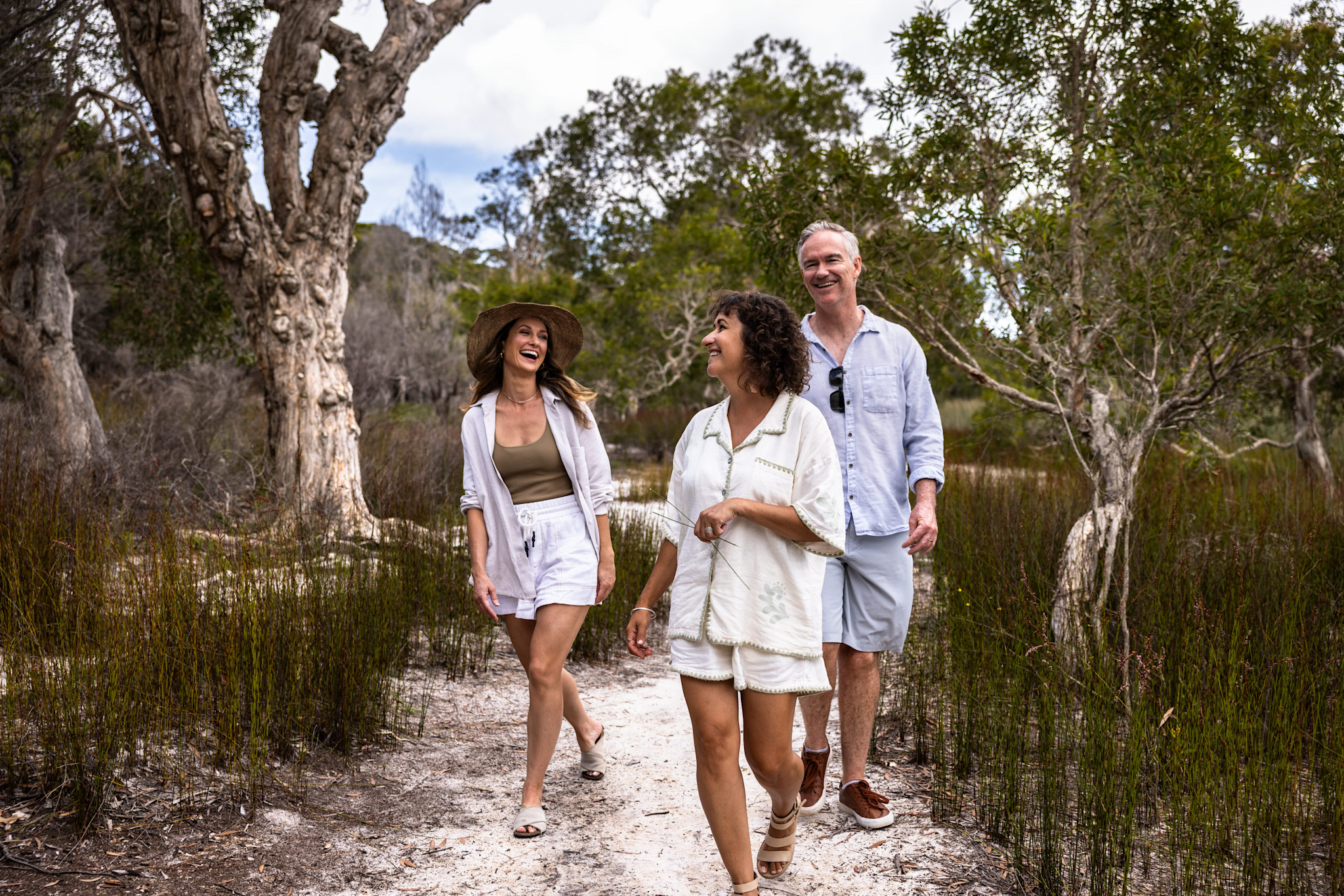 Yura Tours guide Elisha Kissick collaborates with local artists on her adventures around North Stradbroke Island / Minjerribah in Queensland © Tourism Australia