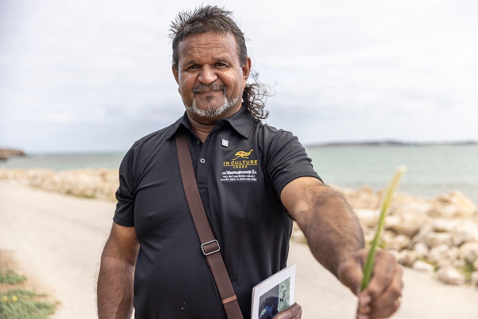 In Culture Tours guide Steven Jacobs foraging for native produce along the West Australian coast © Tourism Australia