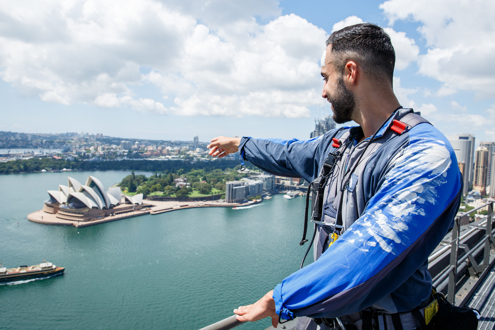 Indigenous Burrawa Climb Guide points to Sydney Opera House, NSW © Tourism Australia 