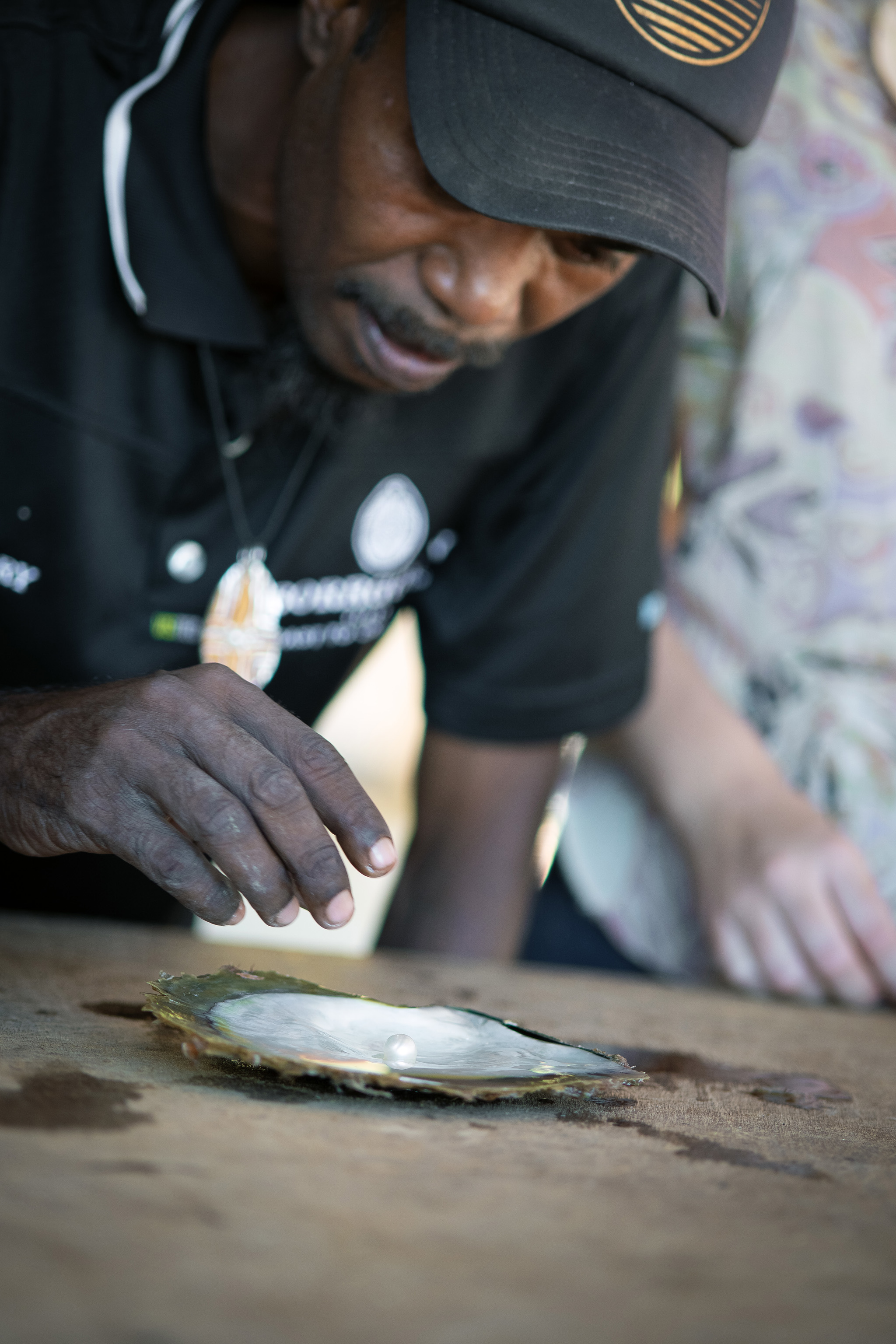 Borrgoron Coast to Creek Tours guide holding a pearl, WA © Tourism Western Australia