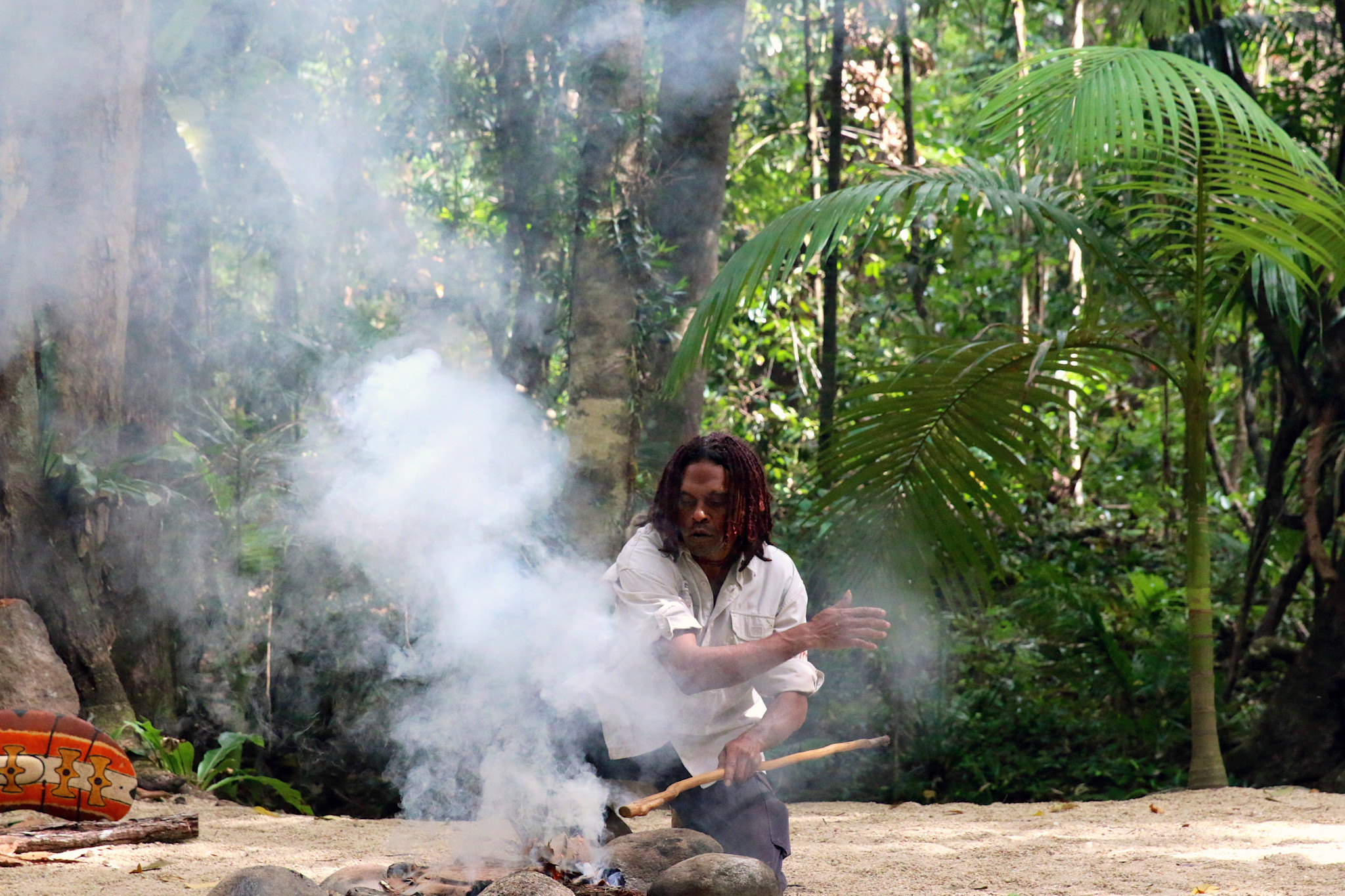Smoking ceremony, Voyages Tourism Australia – Mossman Gorge in Queensland © Tourism Australia
