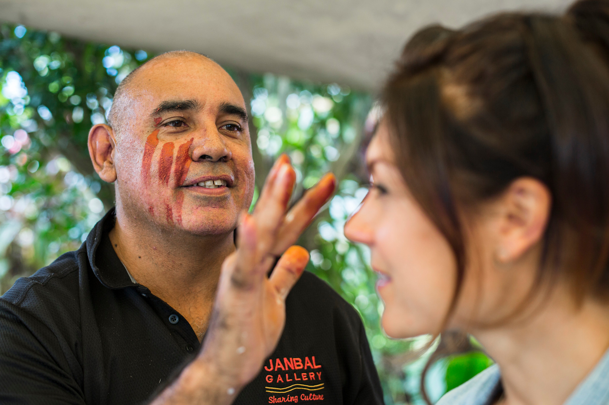 Discovering Aboriginal totems and symbols at Janbal Gallery © Tourism Australia