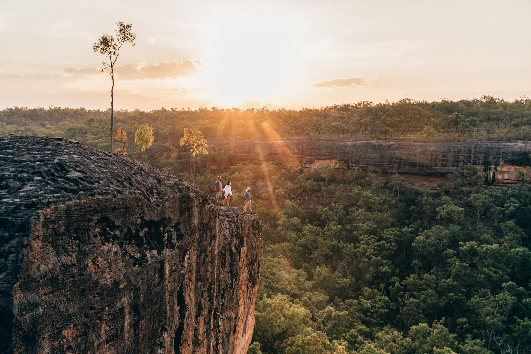 Exploring the Queensland outback on foot with Jarramali Rock Art Tours’ guide Johnny Murison © Tourism Australia
