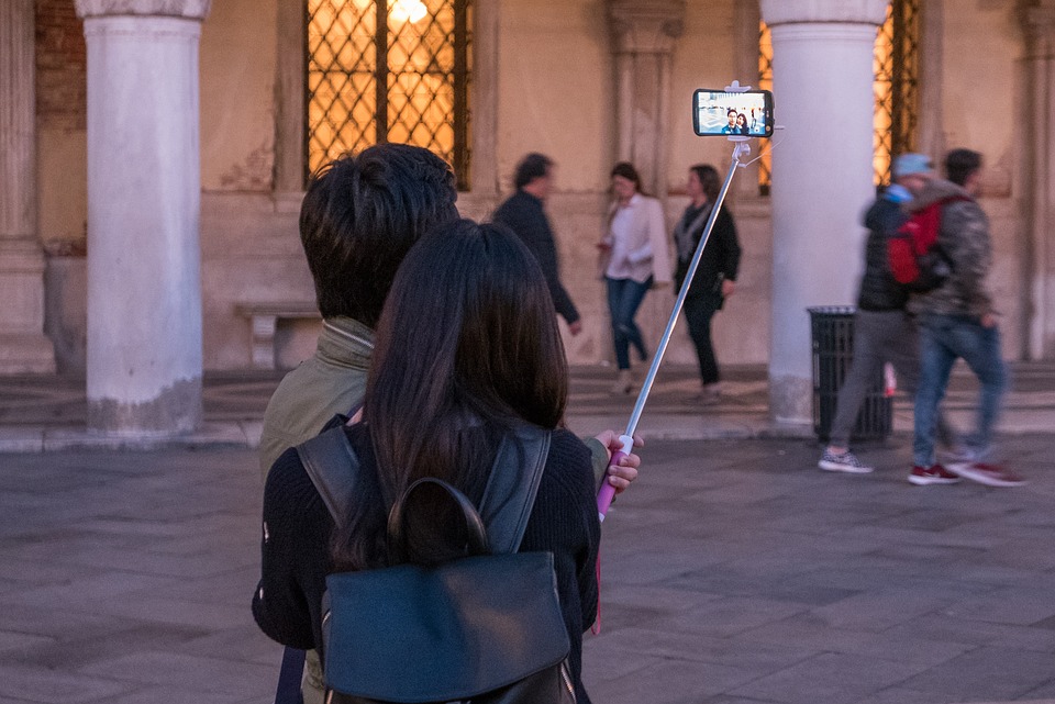 tourists-take-photo-using-selfie-stick