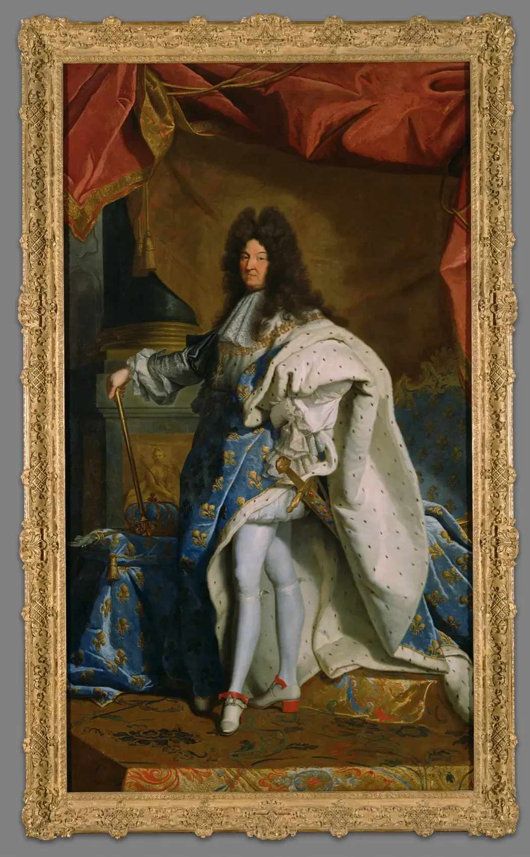 Hast du schon mal von König Ludwig XIV. gehört? Er war ein französischer König, der für den Bau des Schlosses von Versailles und seinen einzigartigen Stil berühmt wurde. Während andere Könige und Königinnen Mode nutzten, um ihre Macht zu zeigen, ging König Ludwig noch einen Schritt weiter. Er hat sich nicht an eine Kleiderordnung gehalten, sondern seine eigene geschaffen! Er veränderte die Kleidung aller Personen an seinem Hof nach seinem eigenen Modegeschmack.