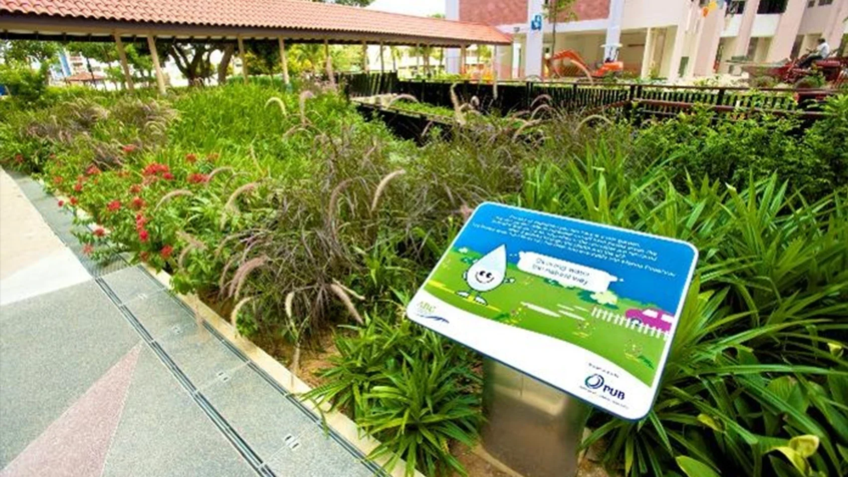 Singapur ist eine grüne Stadt. Sie nutzt Regenwasser und innovative Verfahren zur Wasseraufbereitung wie die „Umkehrosmose“, um die Wasserknappheit zu bekämpfen. Ausserdem wird hier Meerwasser in Trinkwasser umgewandelt und Regenwasser als Brauchwasser genutzt. Beispiele für solche Initiativen sind „NEWater Magic“ für sauberes Trinkwasser und „Rainwater Friends“ für die Pflanzenbewässerung. Die nationale Wasserbehörde von Singapur involviert auch Kinder und Familien mit Aktivitäten zum Umgang mit Wasser.