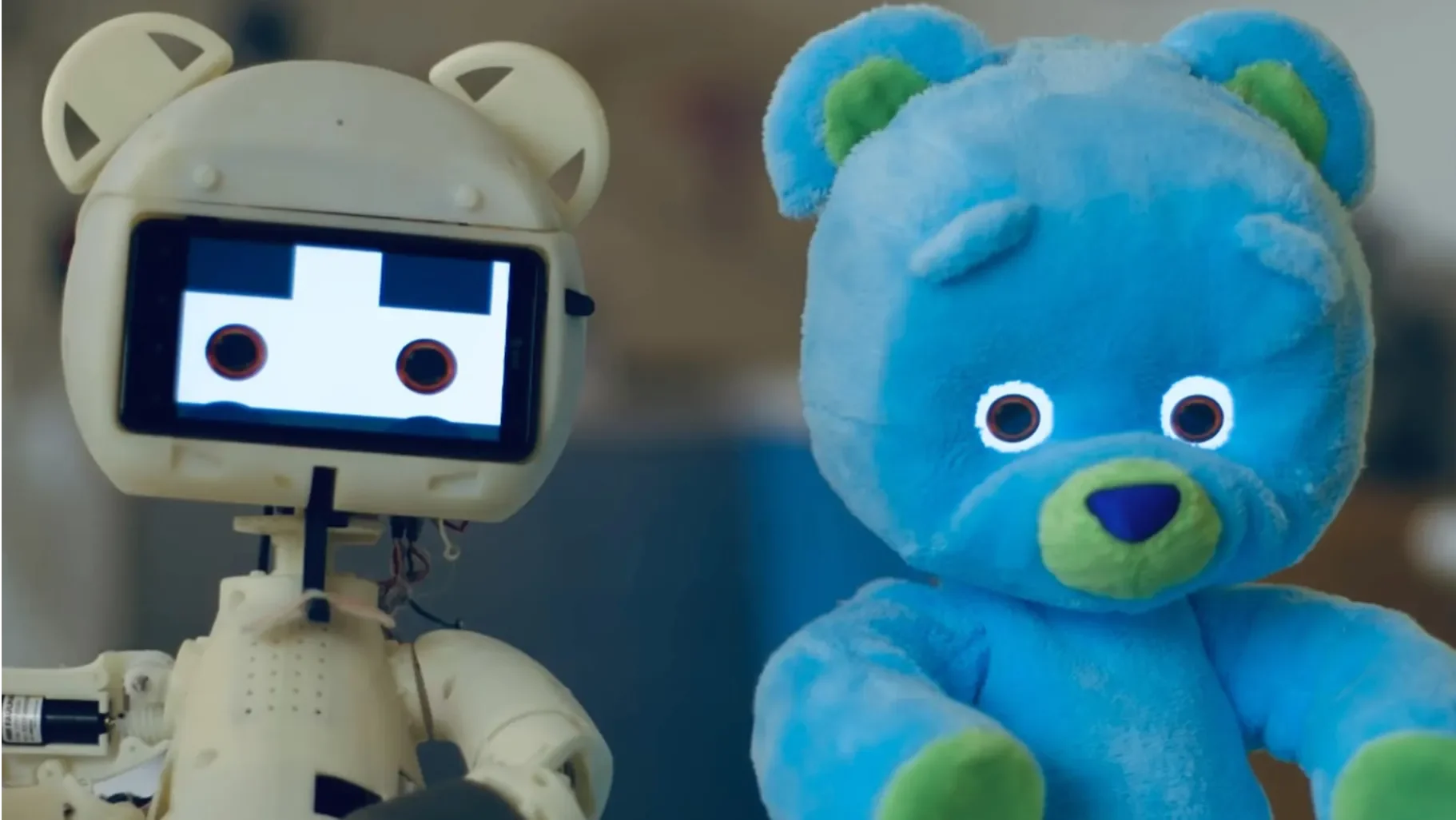 Das MIT Media Lab hat „Huggable“ entwickelt, einen speziellen Teddybären für Kinder in Krankenhäusern. Der Bär singt, spielt und umarmt die Kinder liebevoll, damit sie sich glücklicher und besser fühlen! Möchtest du eine kostenlose Umarmung von ihm?