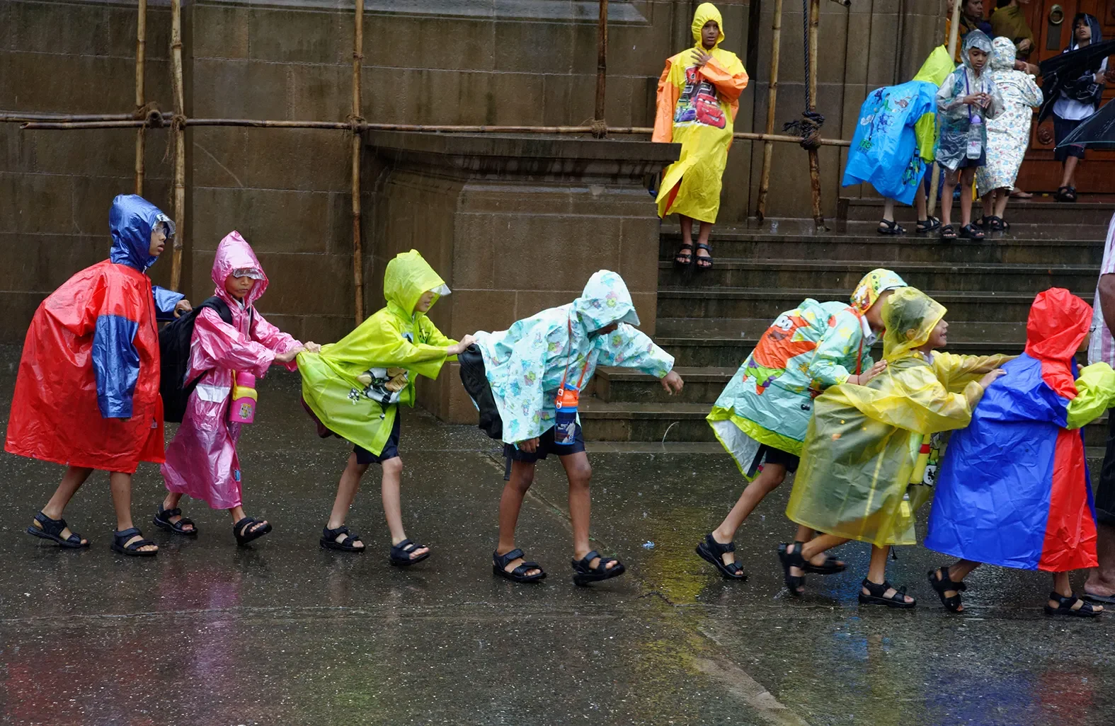 Viele Kleidungsstücke wie Badeanzüge und Regenjacken werden aus Nylon gefertigt, weil es strapazierfähig, wasserabweisend, leicht und dehnbar ist. Nylon wird auch zur Herstellung von Regenschirmen, Rucksäcken und Fallschirmen verwendet. Da Nylon ein chemisches Produkt ist, kann es nicht auf natürliche Weise abgebaut werden. Denkst du darüber nach, woraus deine Kleidung besteht, wenn du sie aussuchst?