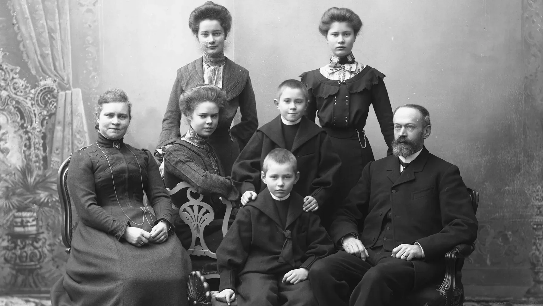 Hast du schon einmal daran gedacht, deine Familienfotos zu digitalisieren? Es ist ein lustiges Vorhaben, Erinnerungen lebendig zu halten und die Geschichte deiner Familie zu entdecken.