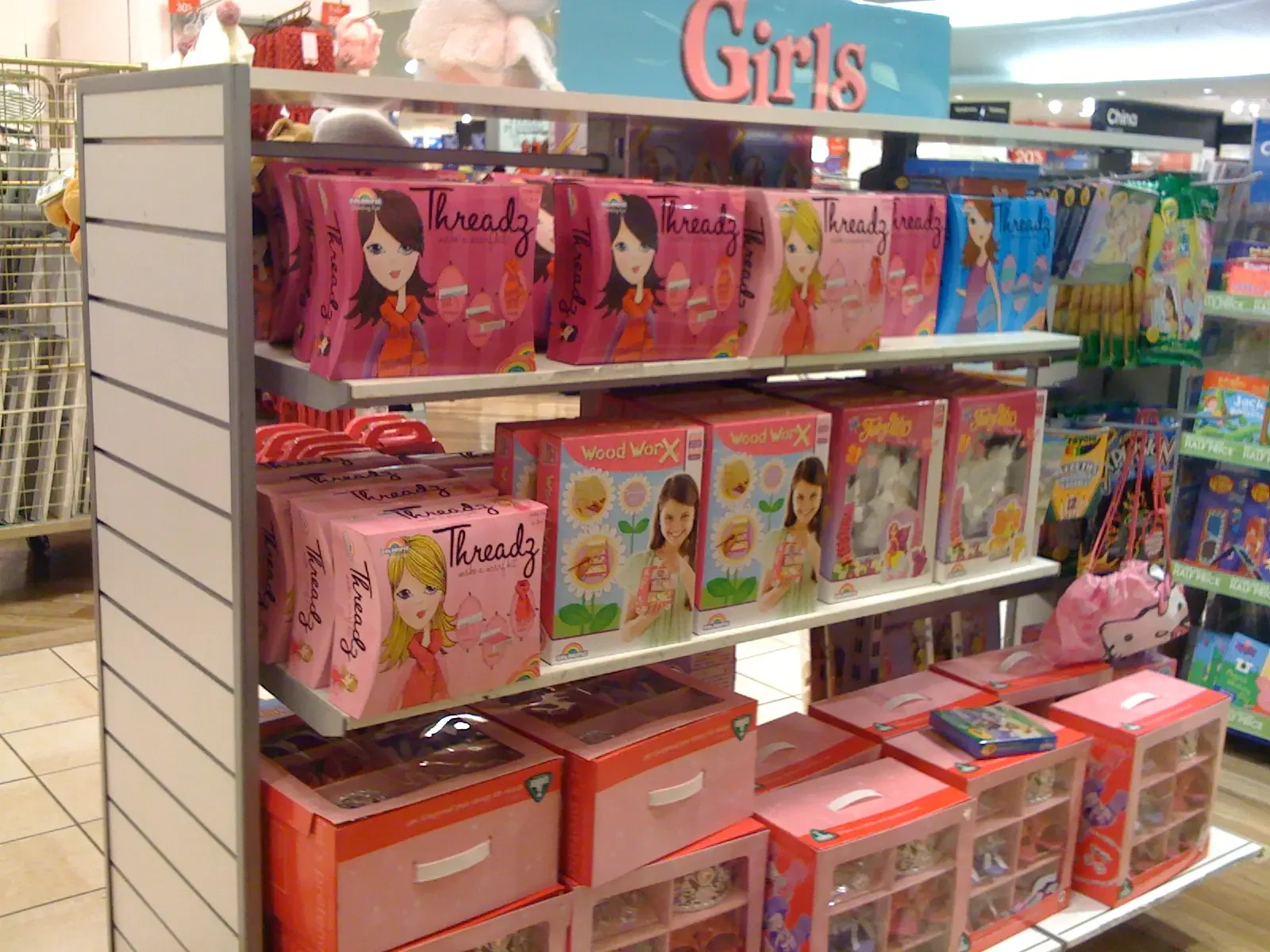 Studien haben ergeben, dass Kleidung und Schulmaterialien für Mädchen oft 15 bis 20 % mehr kosten als vergleichbare Artikel für Jungen. Diese Preissteigerung wird auch die „Pink Tax“ (Rosafarbene Steuer) genannt, weil die Farbe Rosa oft mit Mädchen in Zusammenhang gebracht wird. Versuche beim nächsten Einkauf, die Preise von Artikeln für Mädchen und Jungen zu vergleichen. Warum besteht deiner Meinung nach dieser Unterschied und welche Auswirkungen hat er?