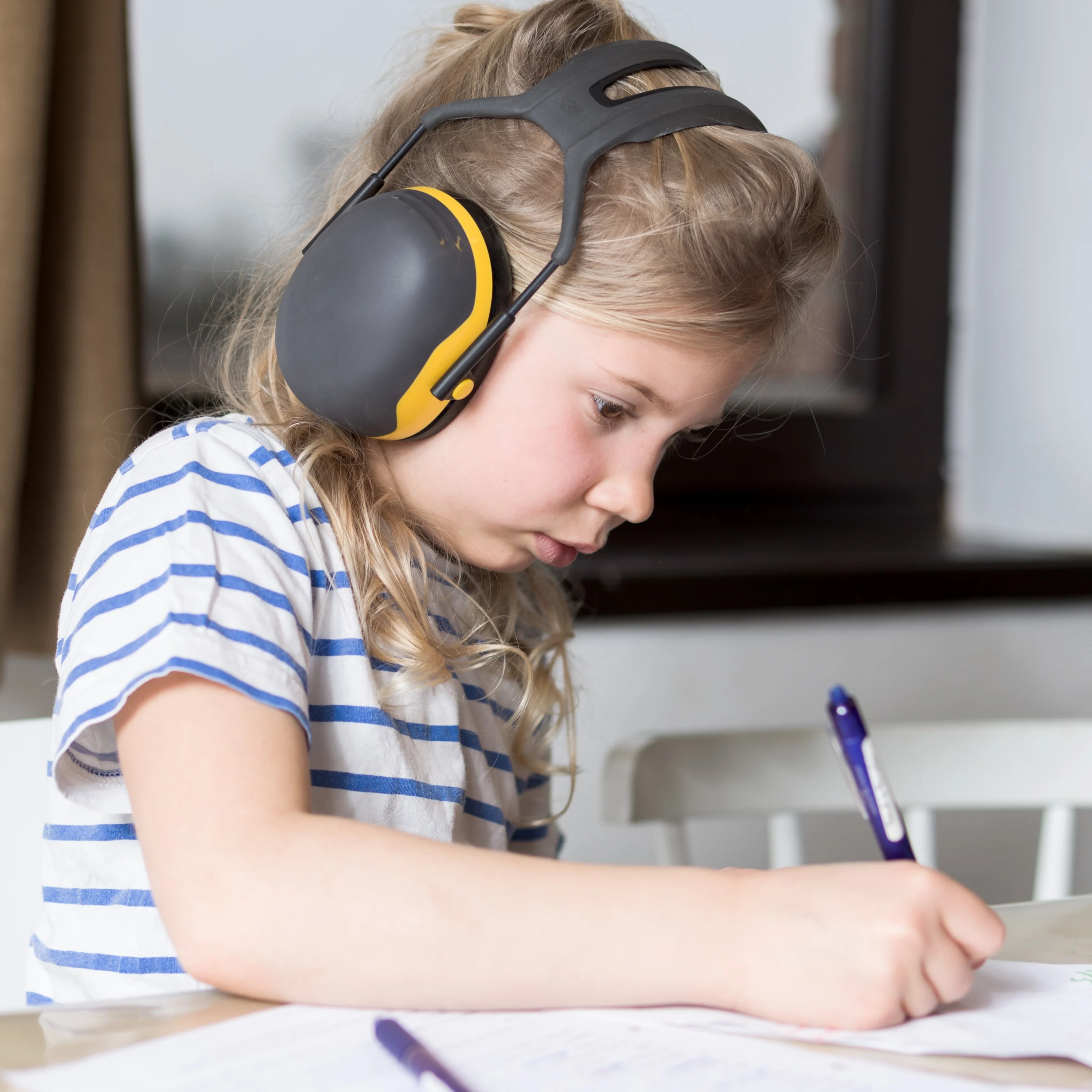 Wenn du an einem sehr lauten Ort bist und dich konzentrieren musst, kann es helfen, einen Gehörschutz zu tragen. Manche Kinder finden es hilfreich, im Unterricht Ohrstöpsel oder spezielle Kopfhörer zu tragen, damit sie vom Lärm nicht abgelenkt werden. Sie dämpfen den Lärm, aber so, dass du wichtige Geräusche trotzdem noch hören kannst.