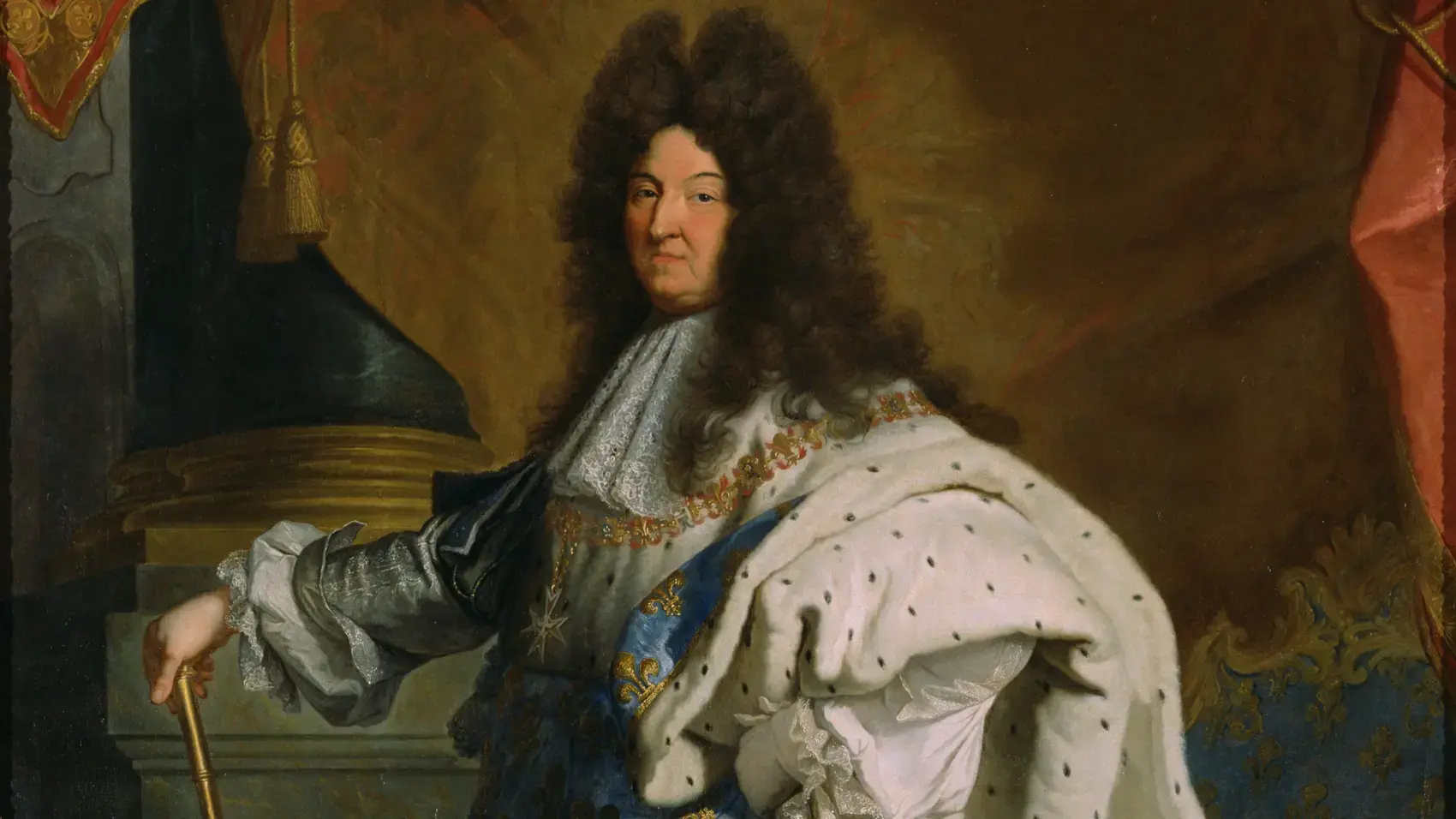 Da nicht jeder die Möglichkeit hatte, die Königin oder den König aus der Nähe zu sehen, liessen viele Herrscherinnen und Herrscher Porträts anfertigen, damit die Leute wussten, wie sie aussahen. Die Kleidung in diesen Porträts wurde sorgfältig ausgewählt, um eine bestimmte Botschaft zu vermitteln. In diesem Porträt trägt Ludwig sein Krönungsgewand. Sieh dir die Details seines Gewands genau an. Kannst du irgendwelche Machtsymbole entdecken, die durch das Gewand gezeigt werden?