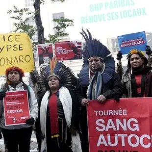 Eine Delegation indigener Völker während der Kampagne gegen Umweltungerechtigkeit in Paris 2017.