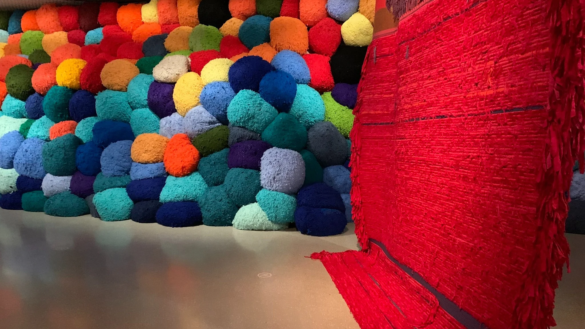 Sheila Hicks, a famous American textile artist, uses various techniques and materials to create her colorful, innovative sculptural works. Some of the techniques she uses include weaving, knotting, wrapping, folding, twisting, and stacking wool, linen, and cotton.