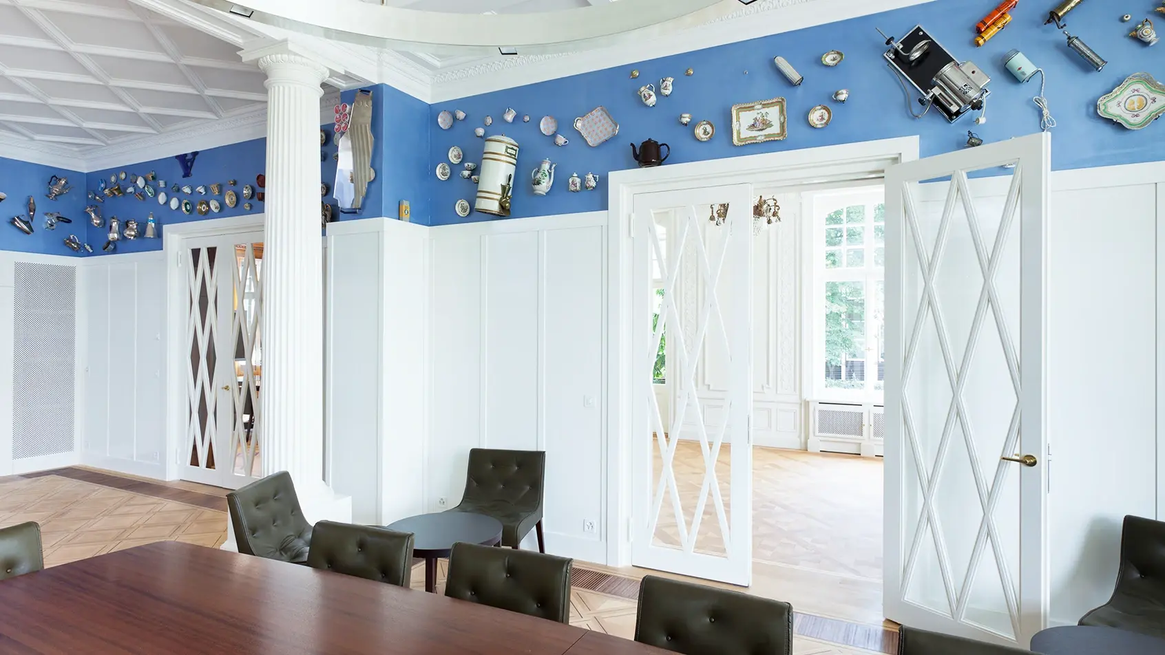 In der beeindruckenden Halle des Jacobs Hauses befindet sich ein mit Objekten aus der Sammlung von Klaus J. Jacobs gefüllter Fries. Diese Objekte – vom Thonet-Stuhl bis zum Melitta-Filter – zeugen von der reichen Geschichte des Hauses.