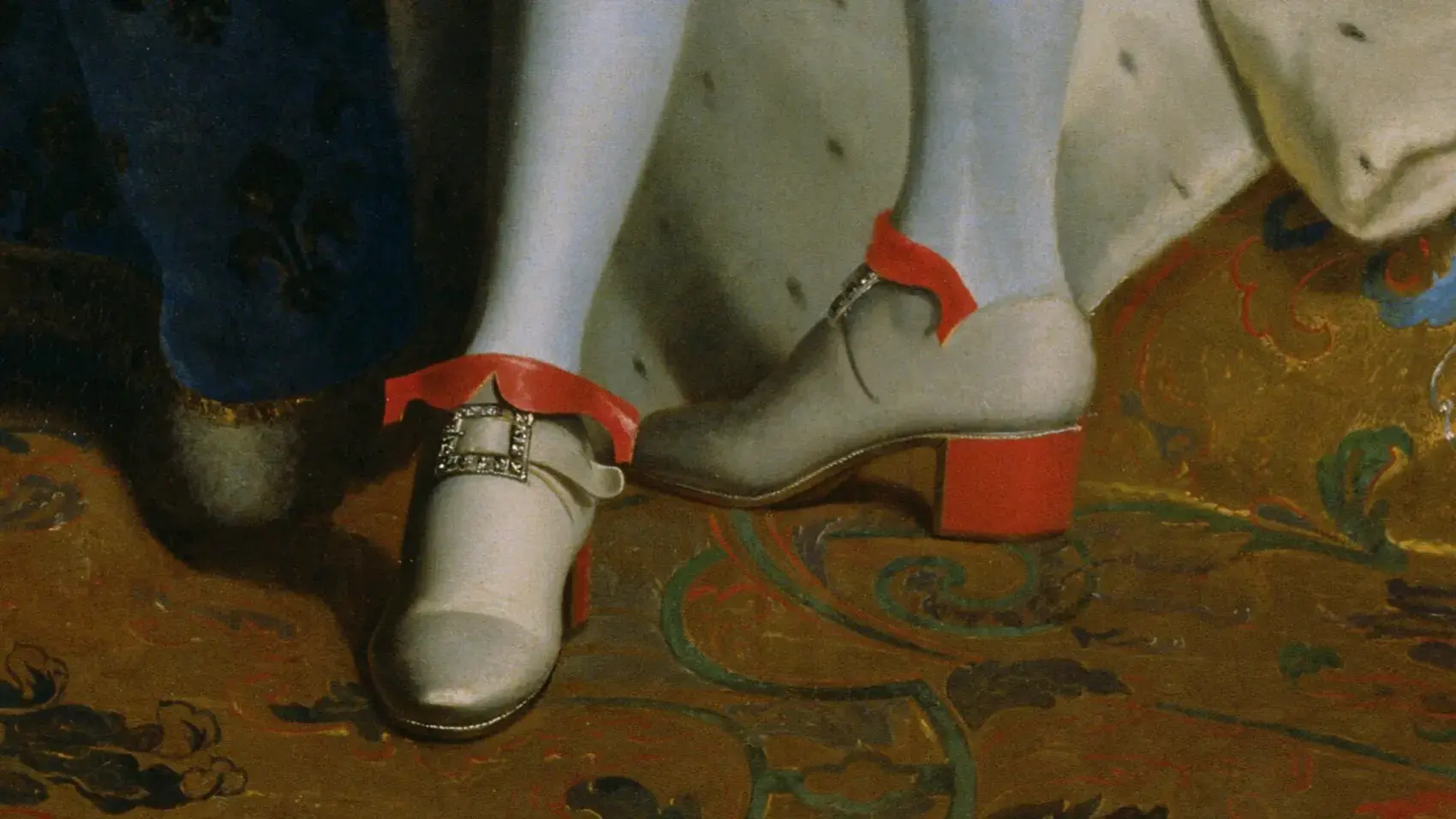 Kommen dir diese Schuhe bekannt vor? Heute kennt man Schuhe mit roten Absätzen, weil sie von Modedesignern und dem Papst getragen werden. Schon vor langer Zeit waren sie aber bei König Ludwig XIV. und seinem Hof beliebt. Nur Adelige durften sie tragen. Damit zeigten sie ihre Macht und dass sie beim König beliebt waren. Je röter und höher der Absatz, desto mächtiger die Person!