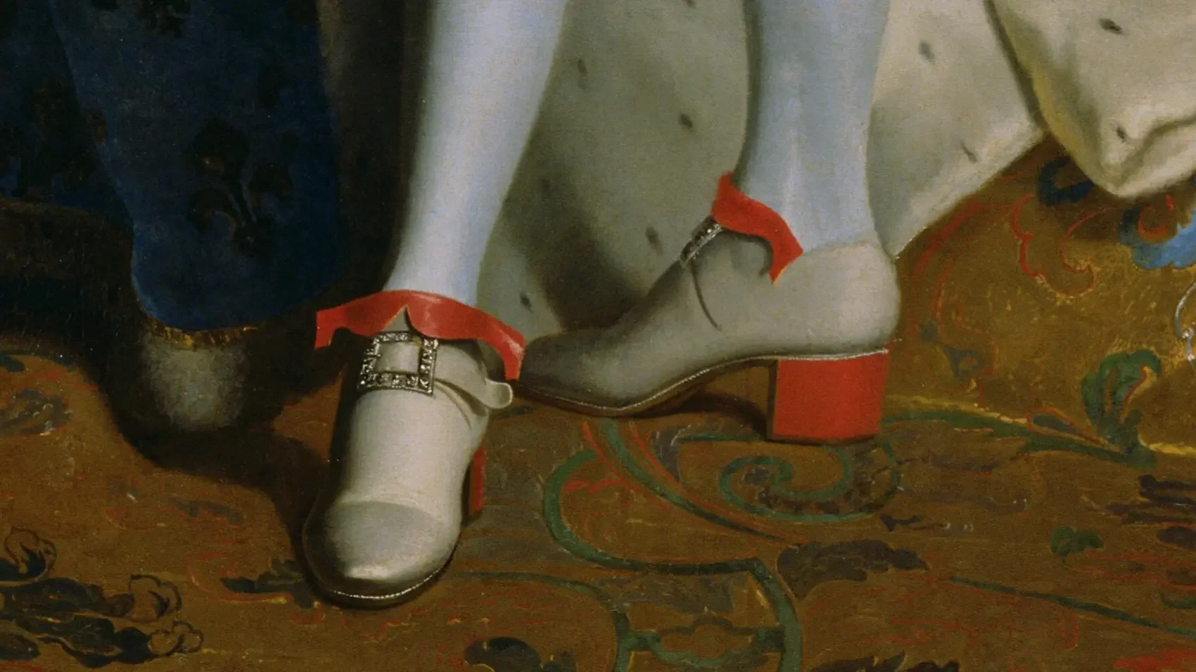 Kommen dir diese Schuhe bekannt vor? Heute kennt man Schuhe mit roten Absätzen, weil sie von Modedesignern und dem Papst getragen werden. Schon vor langer Zeit waren sie aber bei König Ludwig XIV. und seinem Hof beliebt. Nur Adelige durften sie tragen. Damit zeigten sie ihre Macht und dass sie beim König beliebt waren. Je röter und höher der Absatz, desto mächtiger die Person!