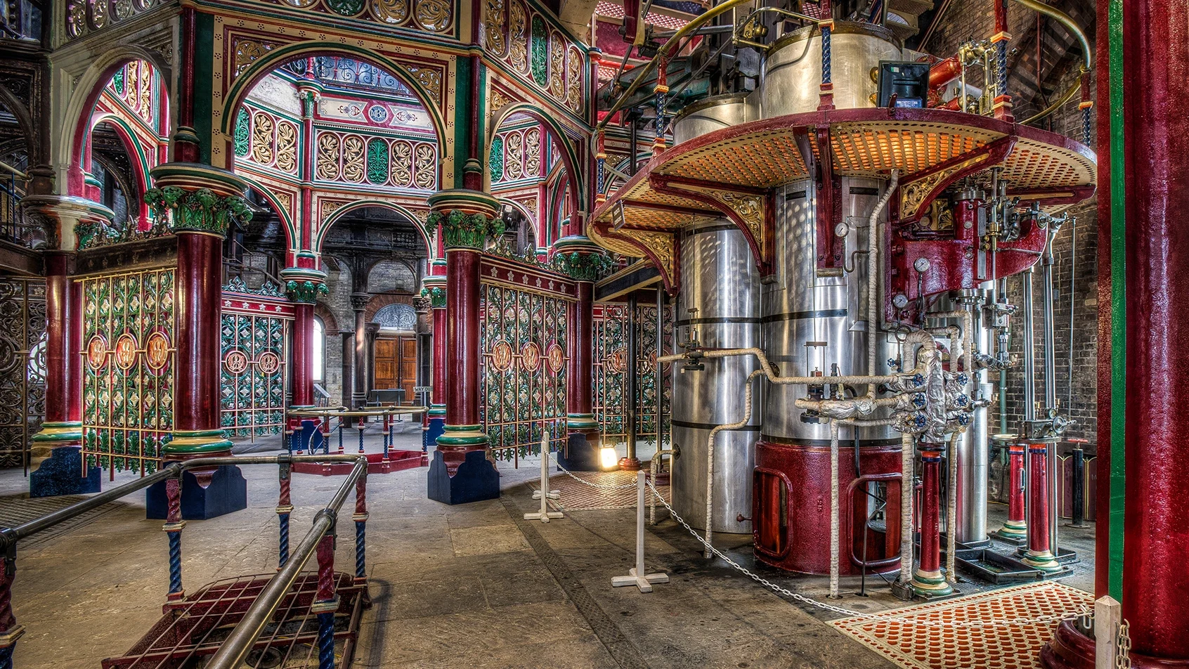 Die Crossness Sewage Pumping Station ist ein eindrucksvolles Gebäude der Londoner Geschichte. Sie wurde 1865 erbaut und ist wie eine Zeitmaschine in die Vergangenheit. Im Inneren befindet sich ein schickes Maschinenhaus, das von Freiwilligen instand gesetzt wurde. Es ist ein einzigartiger Ort, den man besuchen kann, um etwas über das britische Industrieerbe zu lernen.