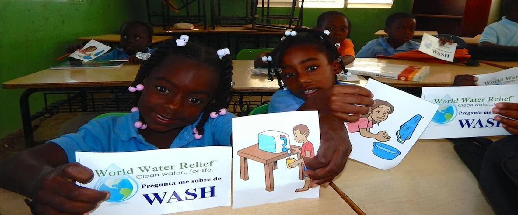 Haiti hat 11 Millionen Einwohnende. Sie kämpfen mit Problemen wie Trinkwassermangel, Abholzung von Bäumen und dem Klimawandel. Um dagegen anzukämpfen, bauen sie bessere Wassersysteme, klären die Menschen auf und pflanzen mehr Bäume. Nach einem Erdbeben bekämpften sie die Cholera mithilfe von Organisationen wie „World Water Relief“, die Kindern beibrachten, wie sie sich durch Händewaschen schützen können.