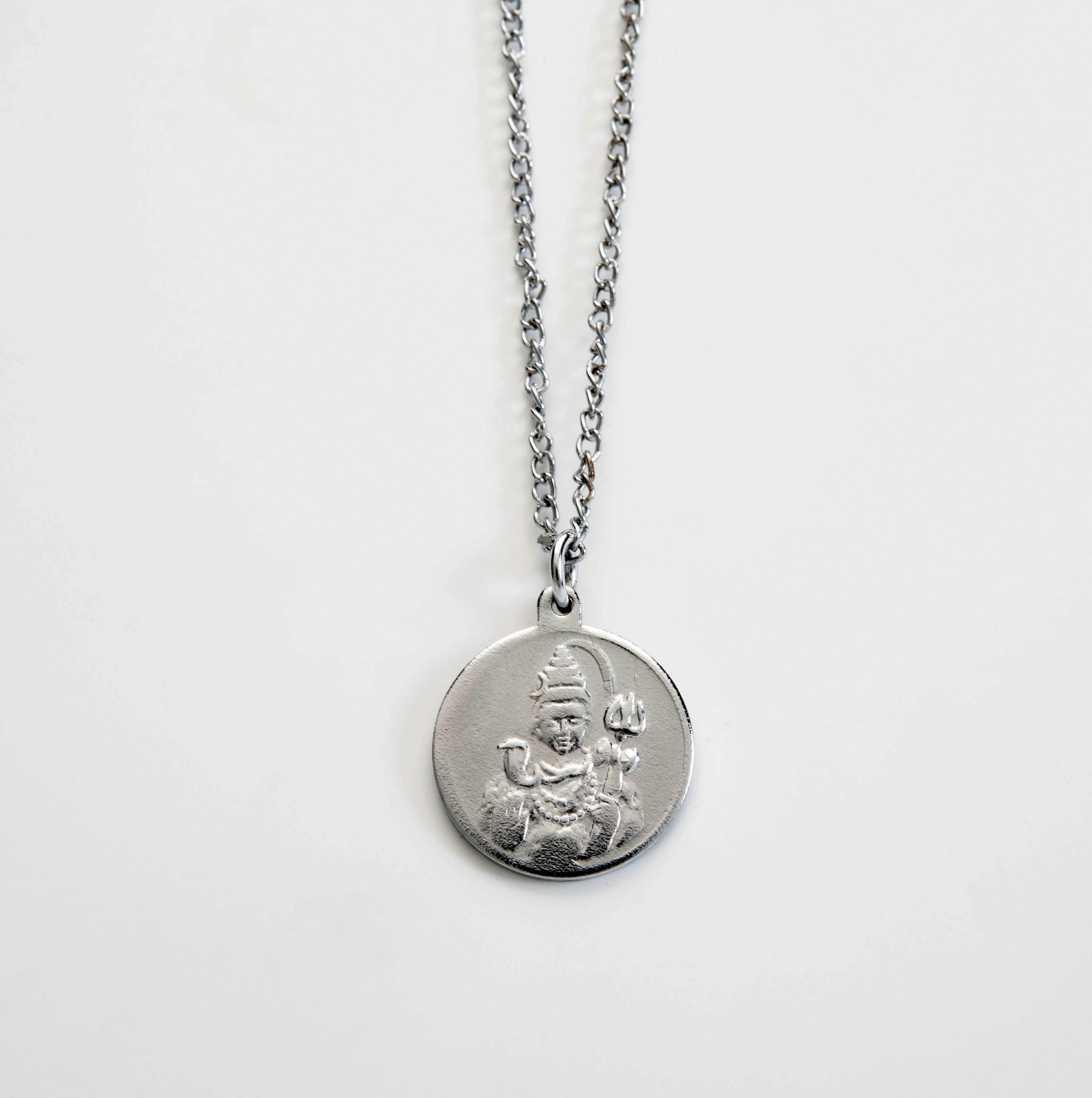 Did you know that India is the most populated country in the world? It’s also very diverse, with many languages spoken and many different types of clothing. The main religion in India is Hinduism. Many Indians use clothing and jewelry to show their religious beliefs, like this pendant representing the Hindu god Shiva.