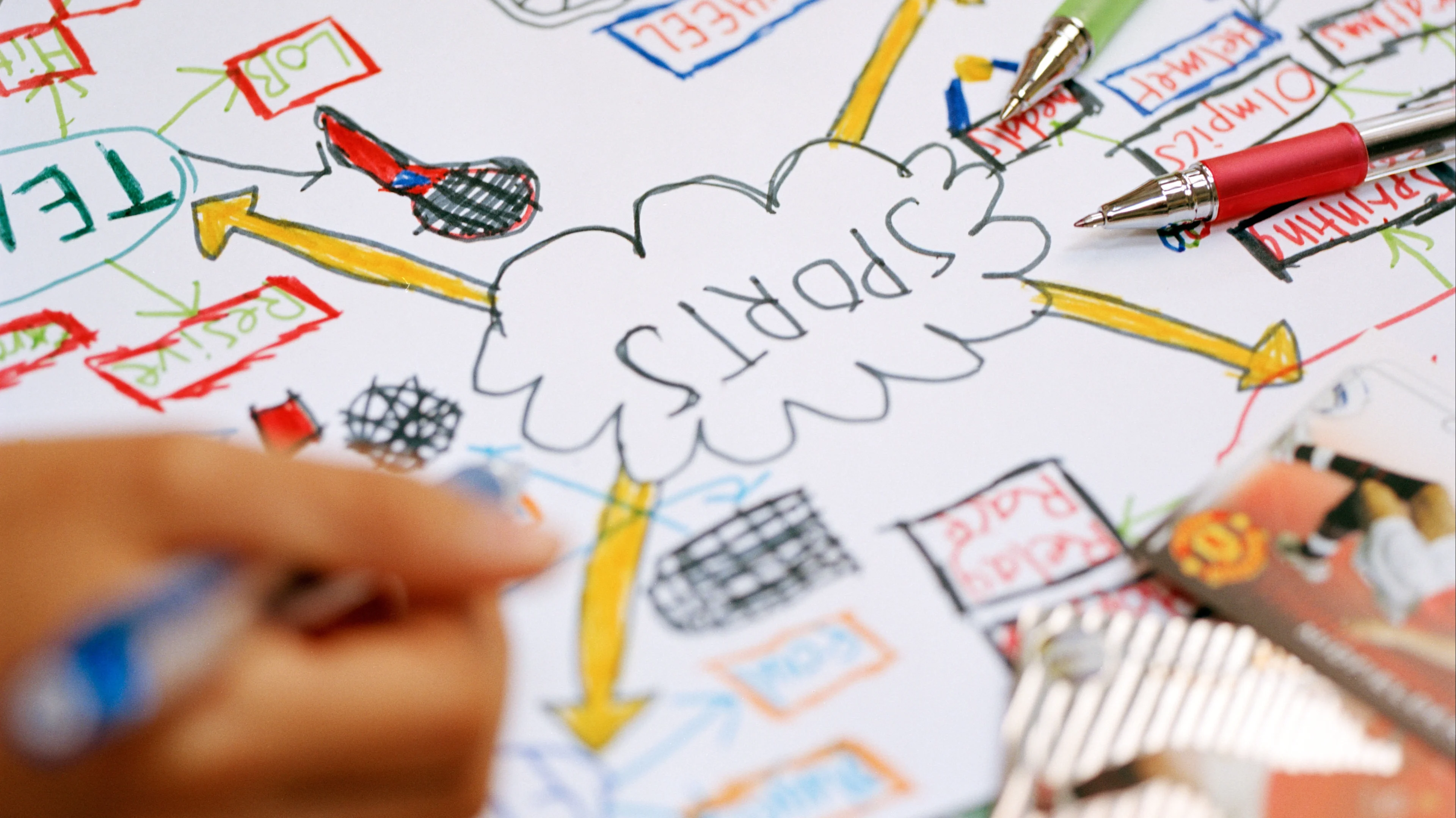 How do you take notes in school? Some children use paper and pencil, others use tablets or laptops. Typing notes can help you structure your writing better. But did you know that writing by hand can help your memory? There are many ways to learn better with notes: you can make mind maps or rewrite things in your own words.